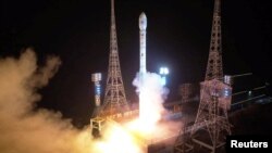 북한은 21일 오후 10시 42분에 평안북도 철산군 서해위성발사장에서 정찰위성 ‘만리경-1호’를 신형 로켓 ‘천리마-1형’에 탑재해 발사했다며 관영매체를 통해 사진을 공개했다.