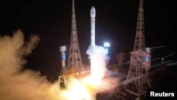 북한은 21일 오후 10시 42분에 평안북도 철산군 서해위성발사장에서 정찰위성 ‘만리경-1호’를 신형 로켓 ‘천리마-1형’에 탑재해 발사했다며 관영매체를 통해 사진을 공개했다.