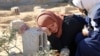 Seorang perempuan Palestina menangis di atas makam putranya yang terbunuh dalam serangan udara Israel, di Khan Younis, Jalur Gaza, pada 18 Januari 2024. (Foto: Reuters/Arafat Barbakh)