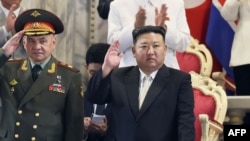 김정은 북한 국무위원장과 세르게이 쇼이구 러시아 국방장관이 지난달 27일 밤 평양에서 열린 열병식을 참관하고 있다. 