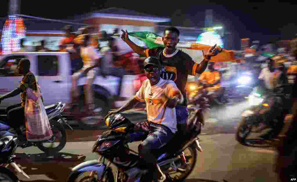 Des supporters ivoiriens défilent dans la rue à Korhogo, dans le nord de la Côte d&#39;Ivoire, le 13 janvier 2024, après que l&#39;équipe de football de Côte d&#39;Ivoire a remporté le match de football entre la Côte d&#39;Ivoire et la Guinée-Bissau lors de la Coupe d&#39;Afrique des Nations (CAN) de 2024.