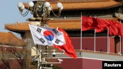 韩国与中国国旗在北京天安门广场飘扬。（2017年12月15日）