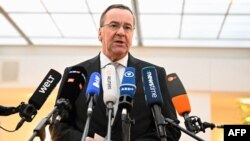 보리스 피스토리우스 독일 국방장관이 3일 베를린에서 군 고위 간부의 회의 녹취록 공개 파문 이후 입장을 밝히고 있다.