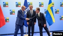 Rukovanje turskog i švedskog premijera na NATO samitu