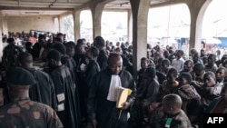 Les accusés siègent au tribunal militaire de Goma, dans l'est de la République démocratique du Congo, lors de leur procès le 15 septembre 2023.