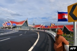 រូបឯកសារ៖ ស្ត្រីម្នាក់ឈរមើលយន្តហោះត្រៀមហោះហើរ នៅអាកាសយានដ្ឋានអន្តរជាតិសៀមរាបអង្គរ នៅខេត្តសៀមរាប កាលពីថ្ងៃទី១៥ ខែវិច្ឆិកា ឆ្នាំ២០២៣។