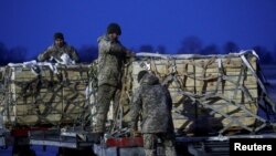 우크라이나군 장병들이 수도 크이우(러시아명 키예프) 외곽 공항에서 미국발 지원물자를 하역하고 있다. (자료사진)