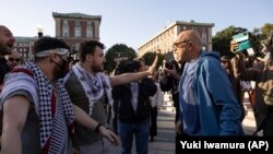 2023年10月12日，纽约，哥伦比亚大学举行抗议活动，亲巴勒斯坦示威者阻止了一名亲以色列示威者。（美联社）