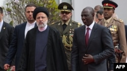Le président iranien Ebrahim Raisi et le président kenyan William Ruto partent après une conférence de presse à la State House à Nairobi, le 12 juillet 2023.