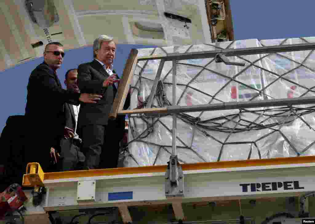 United Nations Secretary-General Antonio Guterres inspects aid for Palestinians, as officials wait to deliver aid to Gaza through the Rafah border crossing between Egypt and the Gaza Strip, at Al Arish airport, in Egypt.&nbsp;&nbsp;REUTERS/Amr Abdallah Dalsh&nbsp;