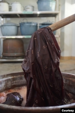 Pencelupan dengan pewarna dari bahan alami. (Courtesy: Fashion Indonesia (SFI))