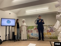 11月24日周锋锁在伦敦开幕式演讲 (美国之音/李伯安)