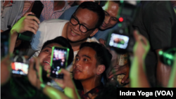 Putra sulung Presiden RI Joko Widodo, Gibran Rakabuming swafoto bersama masyarakat dalam acara Indonesia Memanggil Gibran pada Sabtu (21/10) di Tugu Proklamasi, Jakarta. (VOA/Indra Yoga)
