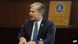 የኤፍቢአይ ዳይሬክተር ክሪስቶፈር ራይ በብሩክሊን ሴንተር ሚኒሶታ ውስጥ በቃለ መጠይቅ ወቅት ለጥያቄዎች መልስ ሲሰጡ፣ ነሐሴ 15 2016 ዓ.ም.