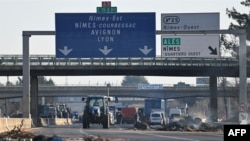 Seorang petani mengendarai traktor untuk ikut bergabung dalam aksi protes pemblokiran jalan di jalan raya A9 di Nimes, Prancis selatan, 29 Januari 2024. (Sylvain THOMAS / AFP)