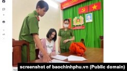 Người mẫu Ngọc Trinh lúc bị công an công bố quyết định bắt tạm giam hồi tháng 10 năm 2023