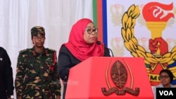 Rais Samia Suluhu Hassan akizungumza na viongozi mbalimbali wa Jeshi. Picha na Ikulu Mawasiliano