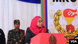 Le président de la République de Tanzanie et le commandant en chef Samia Suluhu Hassan s'entretiennent avec divers dirigeants.