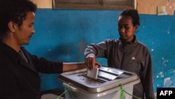 Plus de onze millions d'inscrits devaient se décider entre le président sortant Andry Rajoelina et douze autres candidats officiels, dont dix n'ont pas fait campagne et ont appelé au boycott.