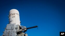 资料照片：2023年3月14日，美国海军驱逐舰“格雷夫利号 ”（USS Gravely）上安装的大炮。（美联社照片）