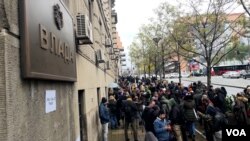 Protest roditelja dece ubijene u OŠ "Vladislav Ribnikar" i građana ispred zgrade Vlade Srbije u Nemanjnoj ulici (izvor: Glas Amerike/ Stefan Miljuš)