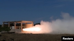 북한이 신형 중거리탄도미사일용 고체연료 엔진 시험을 진행했다며 지난달 15일 관영매체를 통해 사진을 공개했다.