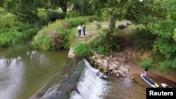 ผู้เชี่ยวชาญตรวจสอบคุณภาพน้ำที่ วอร์ลีห์ เวียร์ (Warleigh Weir) จุดว่ายน้ำธรรมชาติยอดนิยม ที่ตั้งอยู่ทางตอนใต้ของประเทศอังกฤษ 