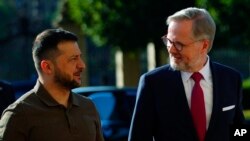 페트르 피알라(오른쪽) 체코 총리와 볼로디미르 젤렌스키 우크라이나 대통령이 지난해 7월 프라하에서 회동하고 있다. (자료사진)