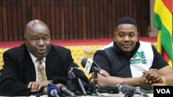 FILE - Farai Marapira (right) ZANU-PF director of information talking to reporters in Harare with Christopher Mutswangwa before Aug. 2023 elections. (Columbus Mavhunga/VOA)