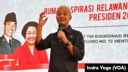 Calon presiden untuk periode 2024-2029 dari PDIP, Ganjar Pranowo menghadiri acara peresmian rumah pemenangan relawan Ganjar Pranowo di Jakarta, Kamis 1 Juni 2023 (foto: dok. VOA/Indra Yoga)