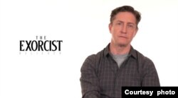 David Gordon Green, sutradara film "The Exorcist" Believer saat diwawancara virtual oleh VOA Indonesia (dok: Universal Pictures)