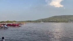 Centrafrique: course de pirogues sur la rivière Oubangui