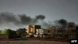 Moshi ukifuka katika eneo la kusini la jiji la Khartoum tarehe 29 Mei 2023, Picha na AFP. 