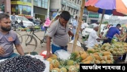 কারওয়ান বাজারের ফল ব্যবসায়ীরা নানান মৌসুমি ফলের পসার সাজিয়ে বসে আছেন।