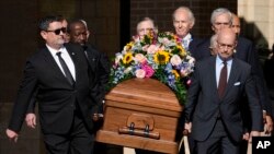 Поранешни и актуелни агенти на американската тајна служба го носат ковчегот на поранешната прва дама Розалин Картер во медицинскиот центар Фиби Самтер во Џорџија, САД, 27 ноември 2023 година.