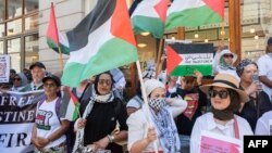 Waandamanaji wakiwa nje ya mahakama kuu huko Afrika Kusini.