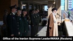 伊朗最高领导人哈梅内伊(Ayatollah Ali Khamenei)在德黑兰举行的一个武装部队军官的毕业典礼上发表讲话。（2023年10月10日）