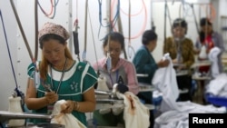 រូបឯកសារ៖ បុគ្គលិក​កំពុង​ធ្វើការ​នៅ​ក្នុង​រោងចក្រ​កាត់ដេរ​ឱ្យ​ក្រុមហ៊ុន H&M នៅខេត្តកណ្តាល ប្រទេសកម្ពុជា កាលពីថ្ងៃទី១២ ខែធ្នូ ឆ្នាំ២០១៨។ 