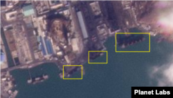 북한 남포 석탄 항구를 촬영한 지난해 11월 3일 자 위성사진. 90~160m 길이의 선박(사각형 안)이 정박해 있다. 사진=Planet Labs