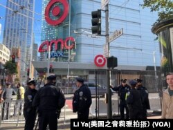 在亚太经合组织会议正式在旧金山召开的第一天，在会场附近维持秩序的警察。