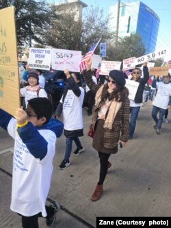 德州华人抗议禁止非美籍华人购买土地的法案 (Zane提供)