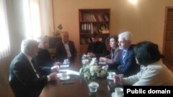 Müsavat Partiyasının başqanı Arif Hacılı ATƏT-in Müşahidə Missiyasının nümayəndələri ilə (Mənbə: Müsavat Partiyası)