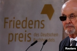 Penulis Salman Rushdie saat berpidato di Gereja St. Paul di Frankfurt, Jerman, pada 22 Oktober 2023. (Foto: Reuters)