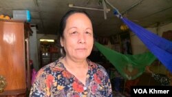 អ្នកស្រី ប៉ែន សាវី ផ្តល់បទសម្ភាសន៍ដល់អ្នកសារព័ត៌មានវីអូអេ នៅសង្កាត់ចាក់អង្រែក្រោម ខណ្ឌមានជ័យ រាជធានីភ្នំពេញ នាថ្ងៃទី២១ ខែវិច្ឆិកា ឆ្នាំ២០២៣។ (លាស់ លីបលីប/វីអូអេ)