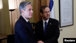 지난달 이스라엘을 방문한 토니 블링컨 미국 국무부 장관(왼쪽)이 아이작 헤르조그 이스라엘 대통령(오른쪽)과 손을 맞잡고 있다. (자료사진)