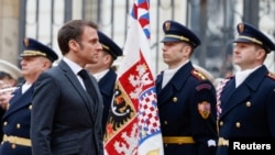 法国总统马克龙在布拉格检阅捷克共和国仪仗队。（2024年3月5日）