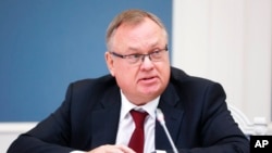 Kepala VTB Bank Andrei Kostin menghadiri sebuah forum investasi virtual dari Moskow, Rusia, pada 30 November 2021. (Foto: Mikhail Metzel, Sputnik, Kremlin Pool Photo via AP)
