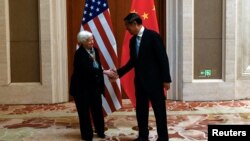 资料照：中国副总理何立峰在北京钓鱼台国宾馆会晤到访的美国财长耶伦。（2023年7月8日）