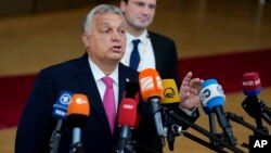 Заканата доаѓа во време на спирален спор меѓу Будимпешта и Брисел околу блокираните фондови за закрепнување на ковид и владеењето на правото