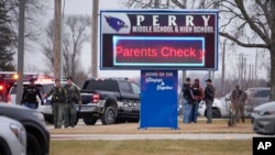 Polisi merespons penembakan di SMA Perry di kota Perry, Iowa, Kamis (4/1). Polisi mengatakan seorang siswa berusia 17 tahun membunuh satu anak dan melukai lima orang lainnya.